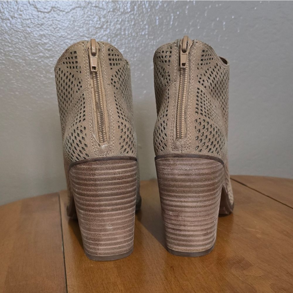 Lucky Brand Vacob Perforated Sandals - Picture 4 of 5